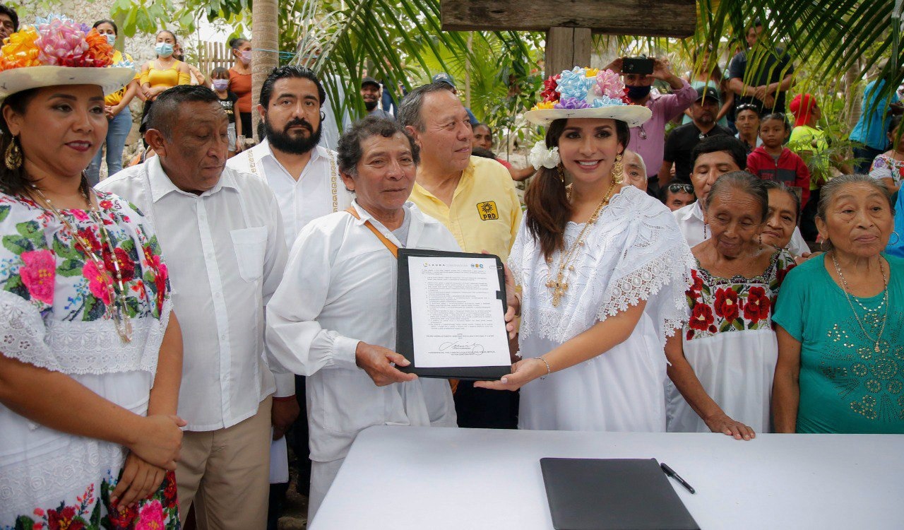 Laura Fernández es distinguida como Gran Señora por dignatarios mayas.