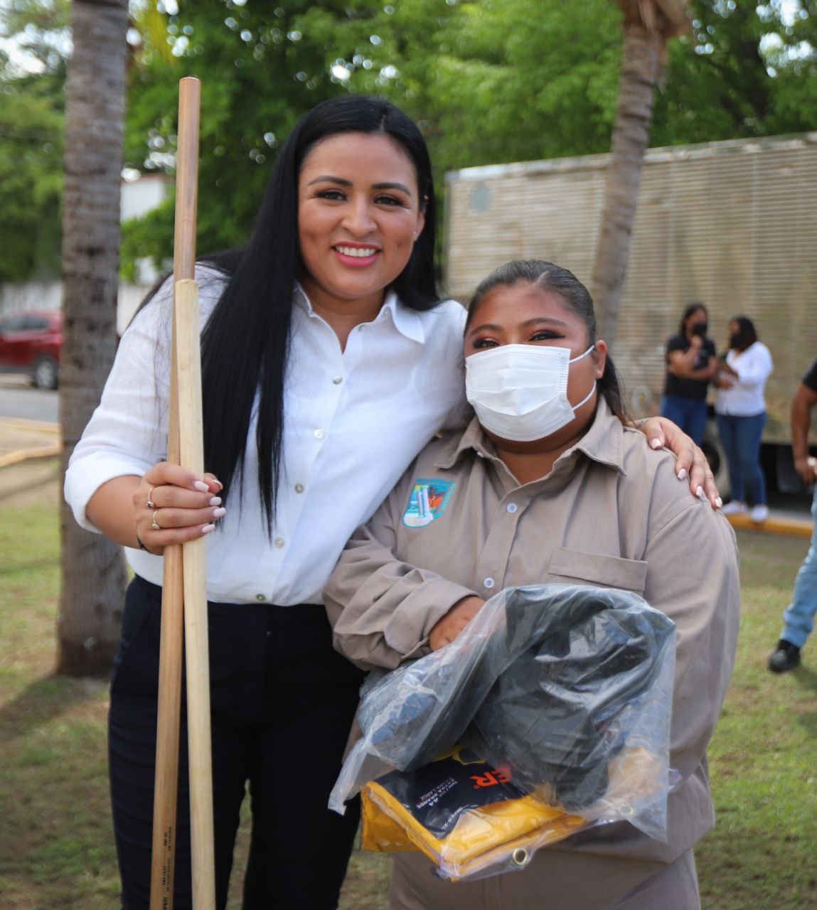 Blanca Merari entrega equipo y herramientas a trabajadores de servicios públicos de Puerto Morelos
