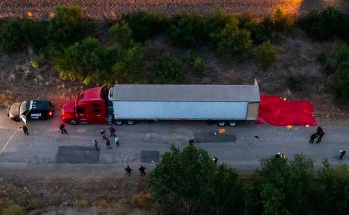 Confirman 22 mexicanos muertos dentro de los 50 migrantes en trailer hallado en Texas , dos connacionales están hospitalizados