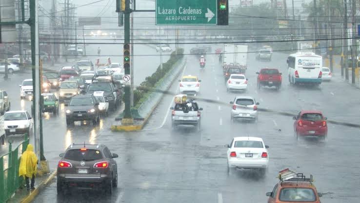 Esposa del gobernador de Nuevo León, celebra lluvia en Monterrey.