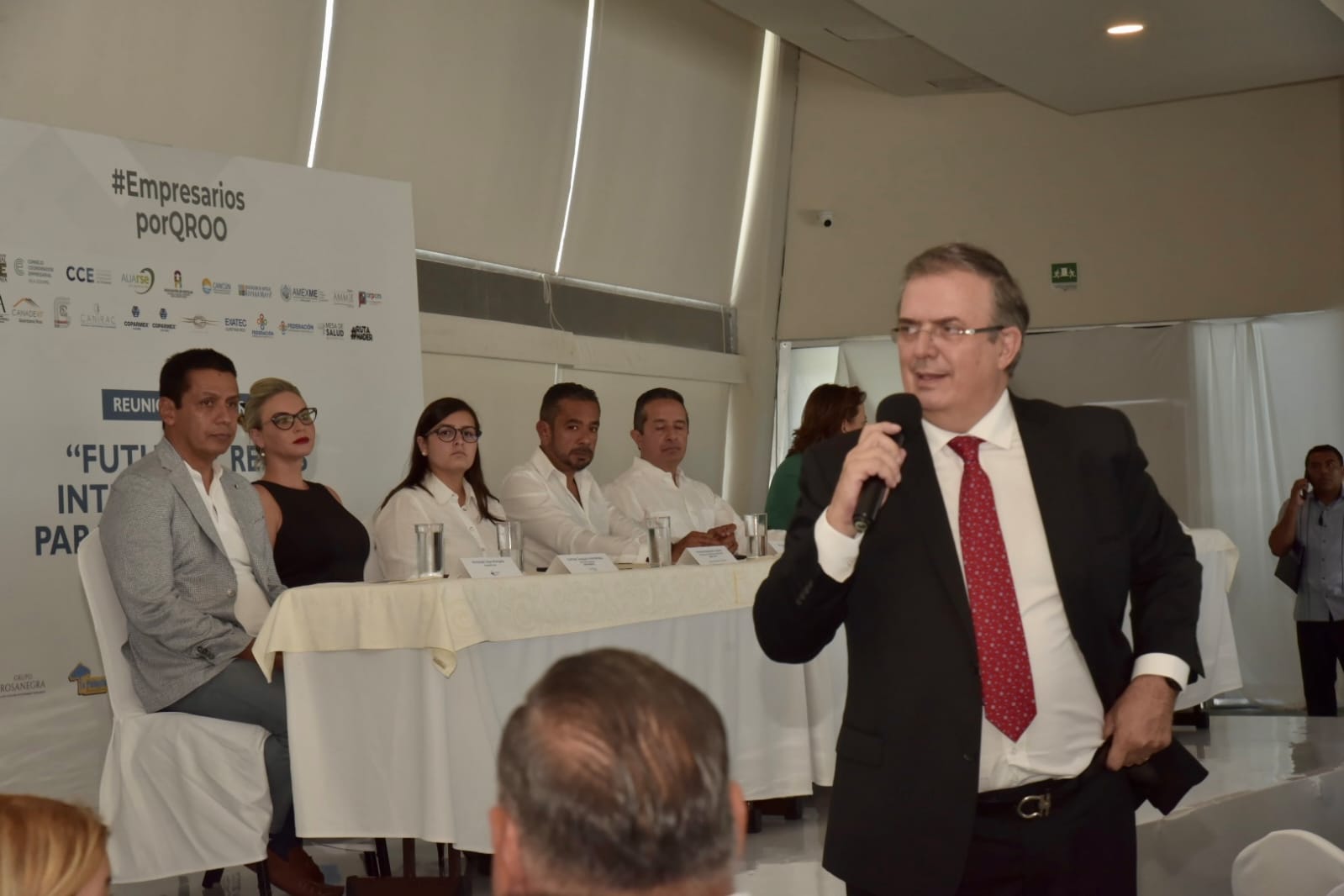 Marcelo Ebrard evita hablar como “presidenciable” en Cancún 