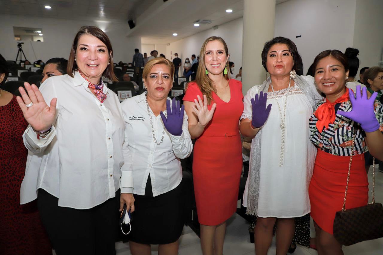 Atenea Gómez Ricalde recibe reconocimiento del IQM