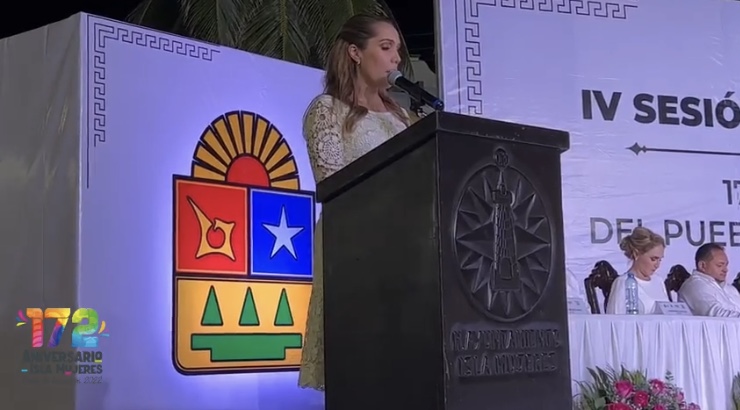 Preside Atenea Gómez sesión solemne por 172 aniversario de Isla Mujeres.