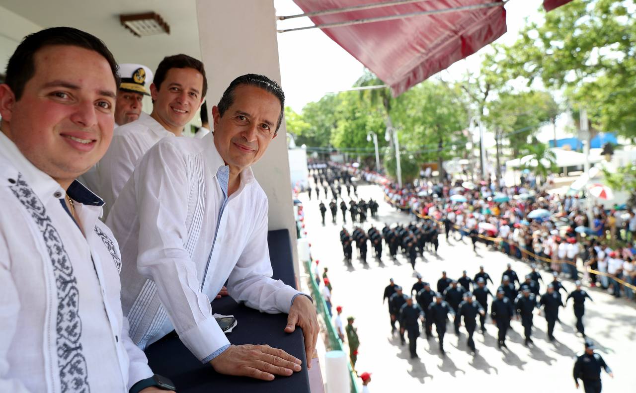 El gobernador Carlos Joaquín presenció la mañana de hoy el tradicional desfile cívico-militar
