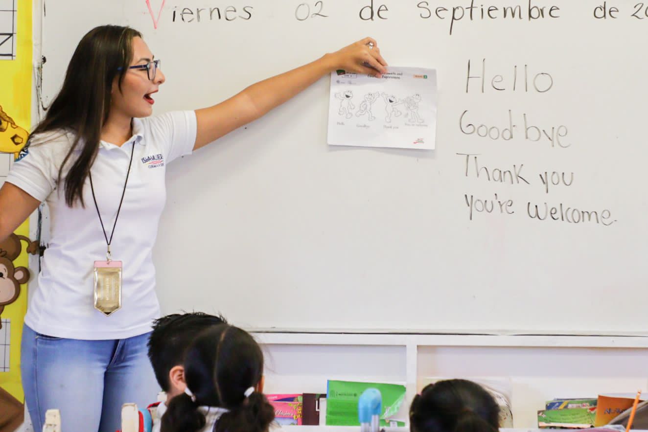 Gobierno de Atenea Gómez Ricalde lleva clases de inglés a las escuelas públicas. 