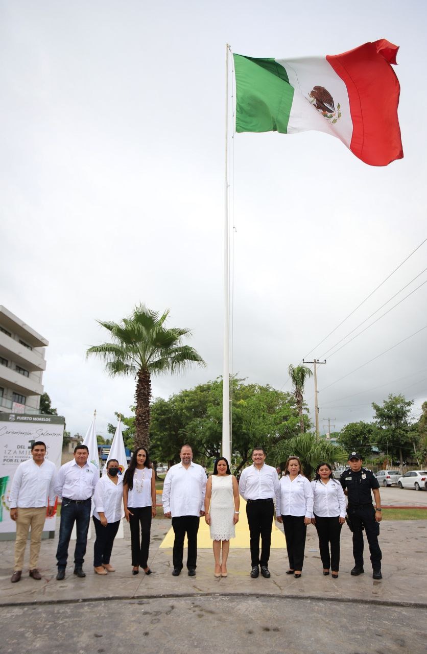 Encabeza Blanca Merari Izamiento de bandera en Puerto Morelos con motivo del mes patrio. 