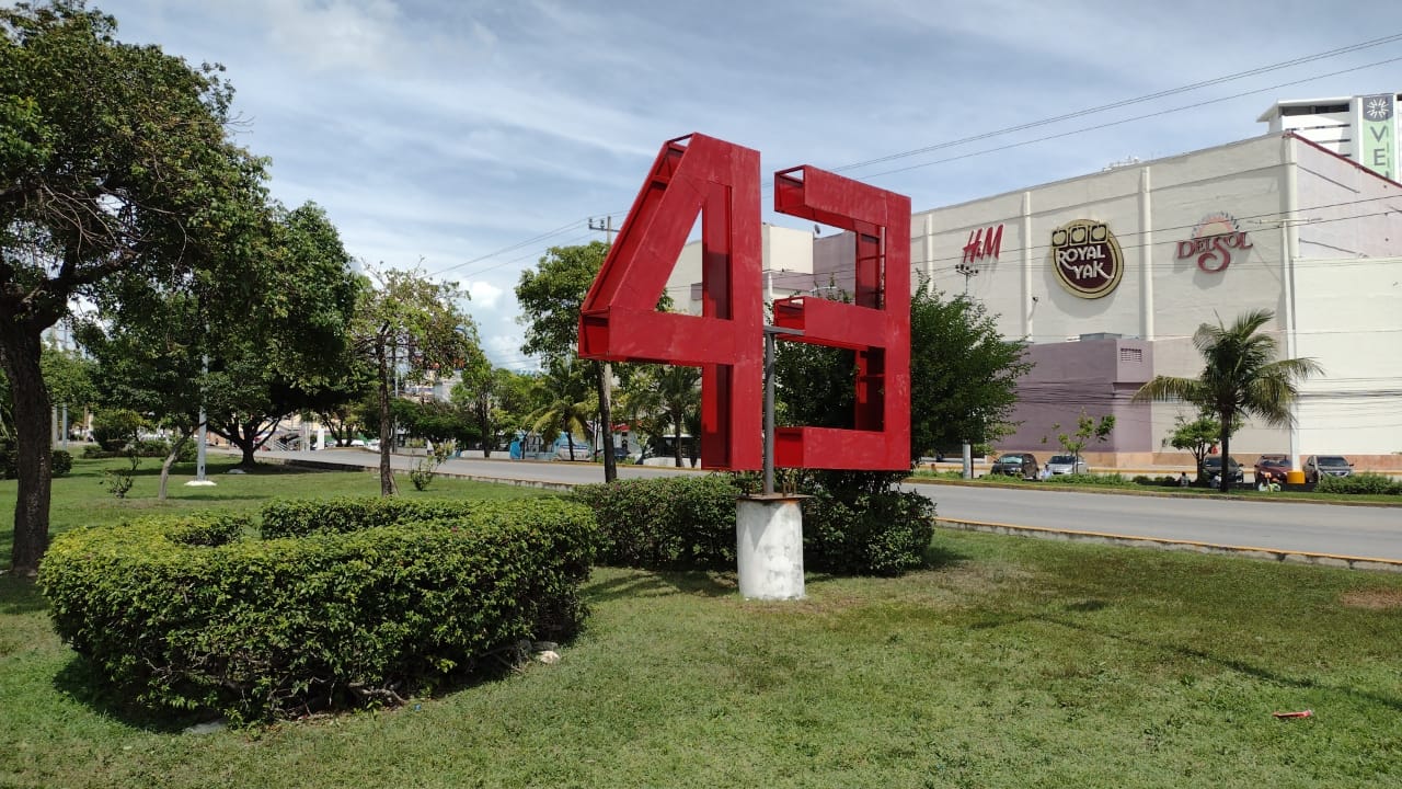 Instalan antimonumento en honor a los 43 de Ayotzinapa. 
