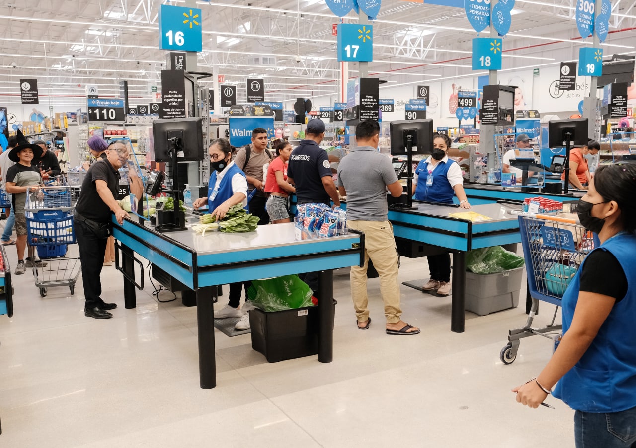Lili Campos corta listón inaugural de la tienda 300 de Walmart en el país.