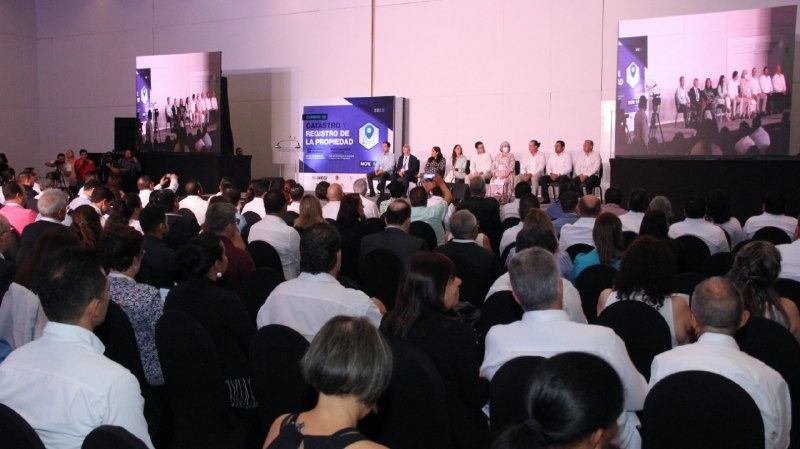 Inaugura Ana Patricia Peralta Cumbre de Catastro y Registro de la Propiedad en Cancún.