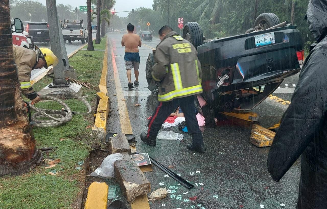 Vuelca automovilista en ZH de Cancún, hay media docena de heridos.