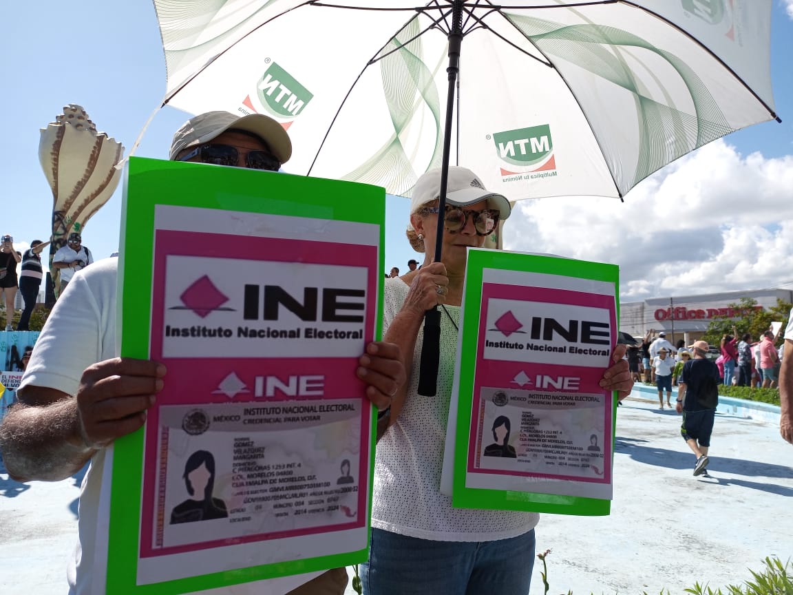 Cancunenses se manifiestan en favor del INE .