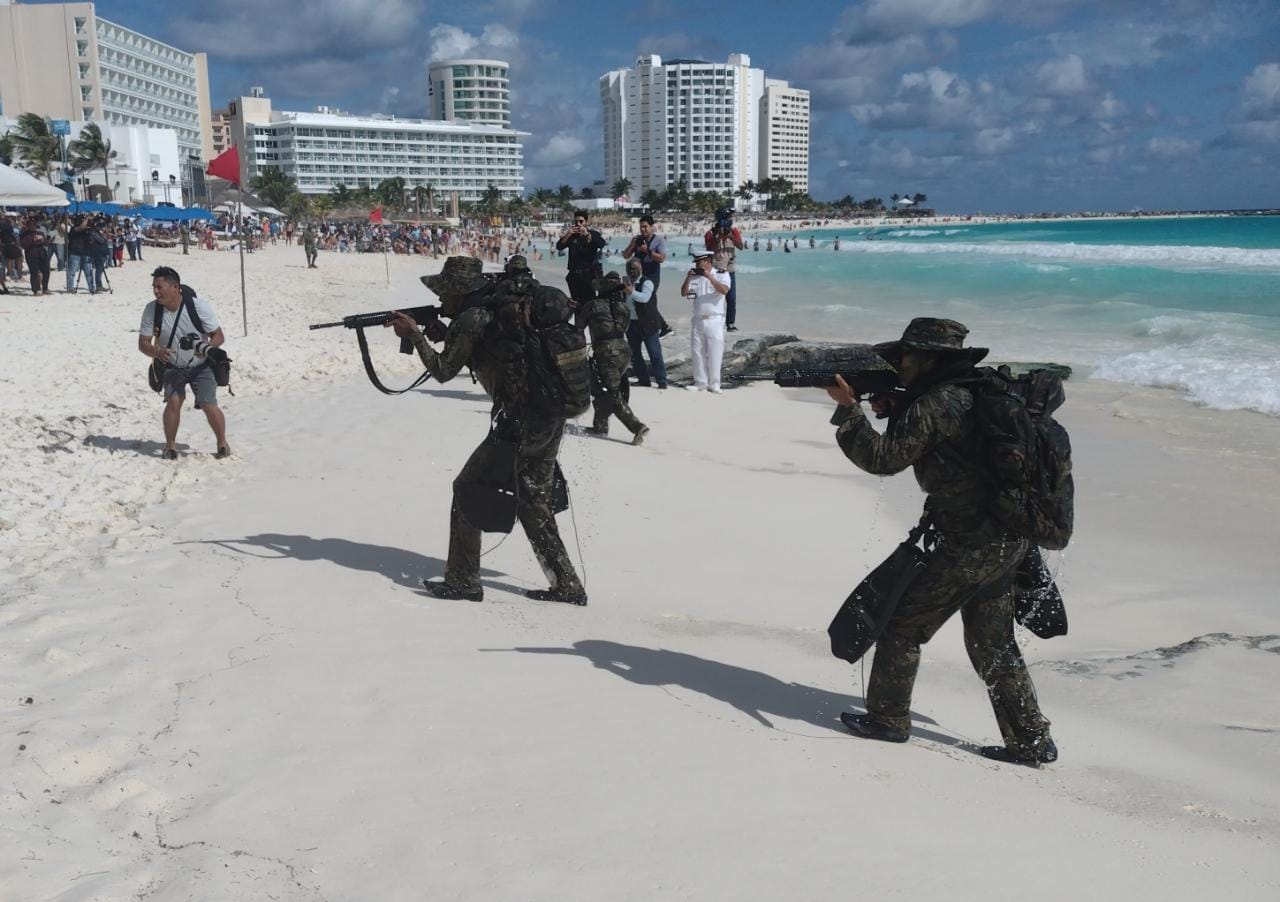 “Operación en la Mar” militares demuestran habilidades en playas de Cancún 