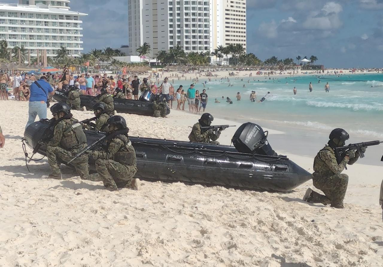 “Operación en la Mar” militares demuestran habilidades en playas de Cancún 