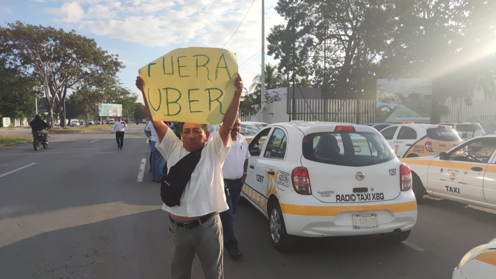Inicia manifestación de taxistas contra Uber en Quintana Roo.