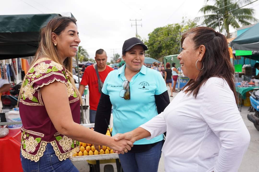 Recorre Marybel Villegas tianguis en Cancún 