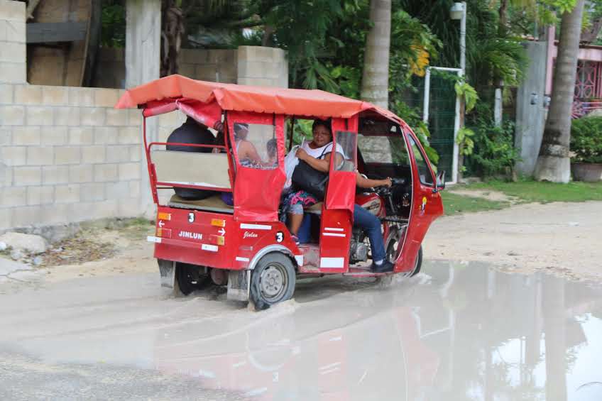 Mototaxis en Cancún hacen “su agosto” en plena cuesta de enero.