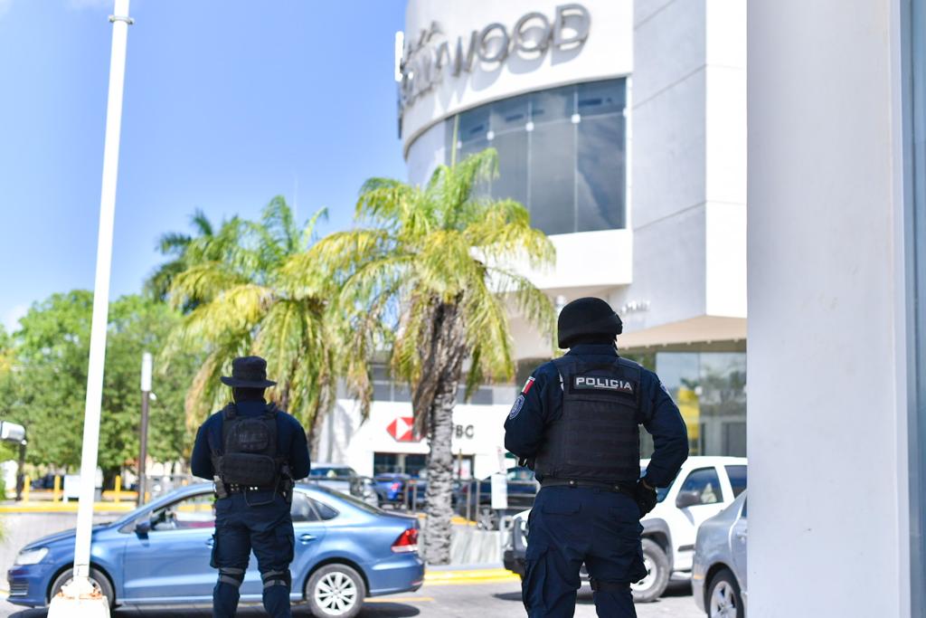 Fuerzas policiales activan operativo en bancos de Cancún 