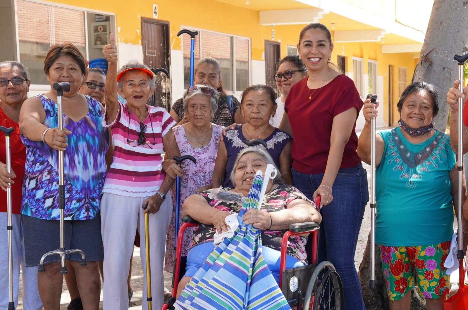 Cumple Marybel Villegas a adultos mayores de Cancún 