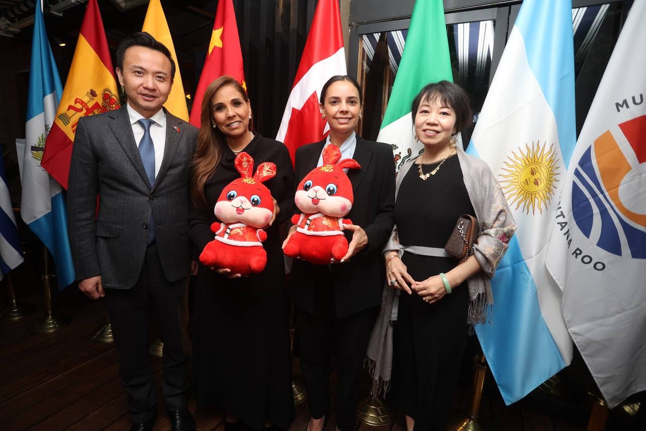 Ana Patricia Peralta se reúne con diplomáticos de distintos países en Tianguis Turísticos 