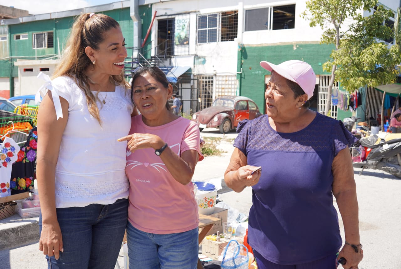 Apoya Marybel Villegas a tianguistas de Cancún 