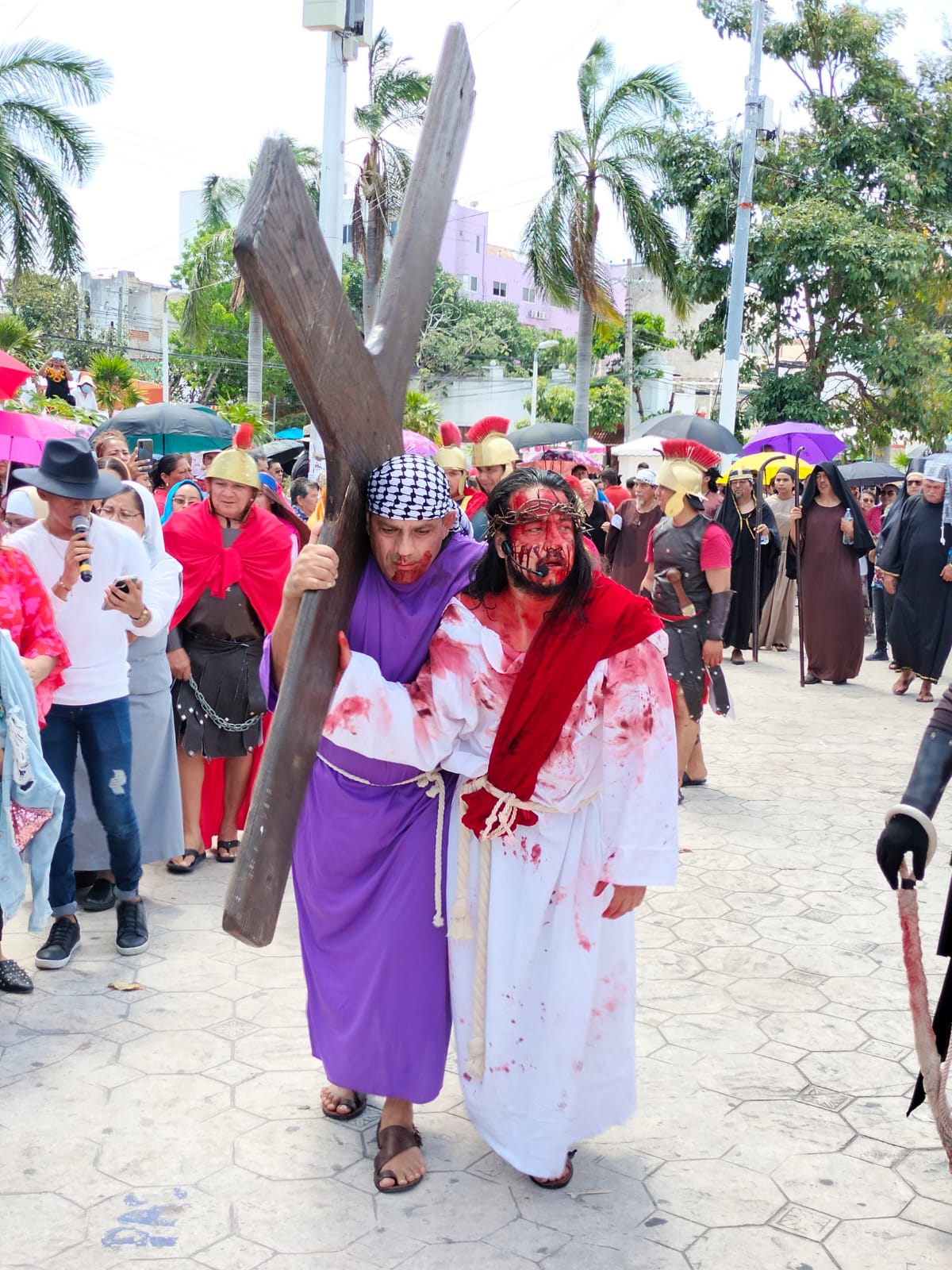 Feligreses presencian tradicional viacrucis en parque de las palapas 