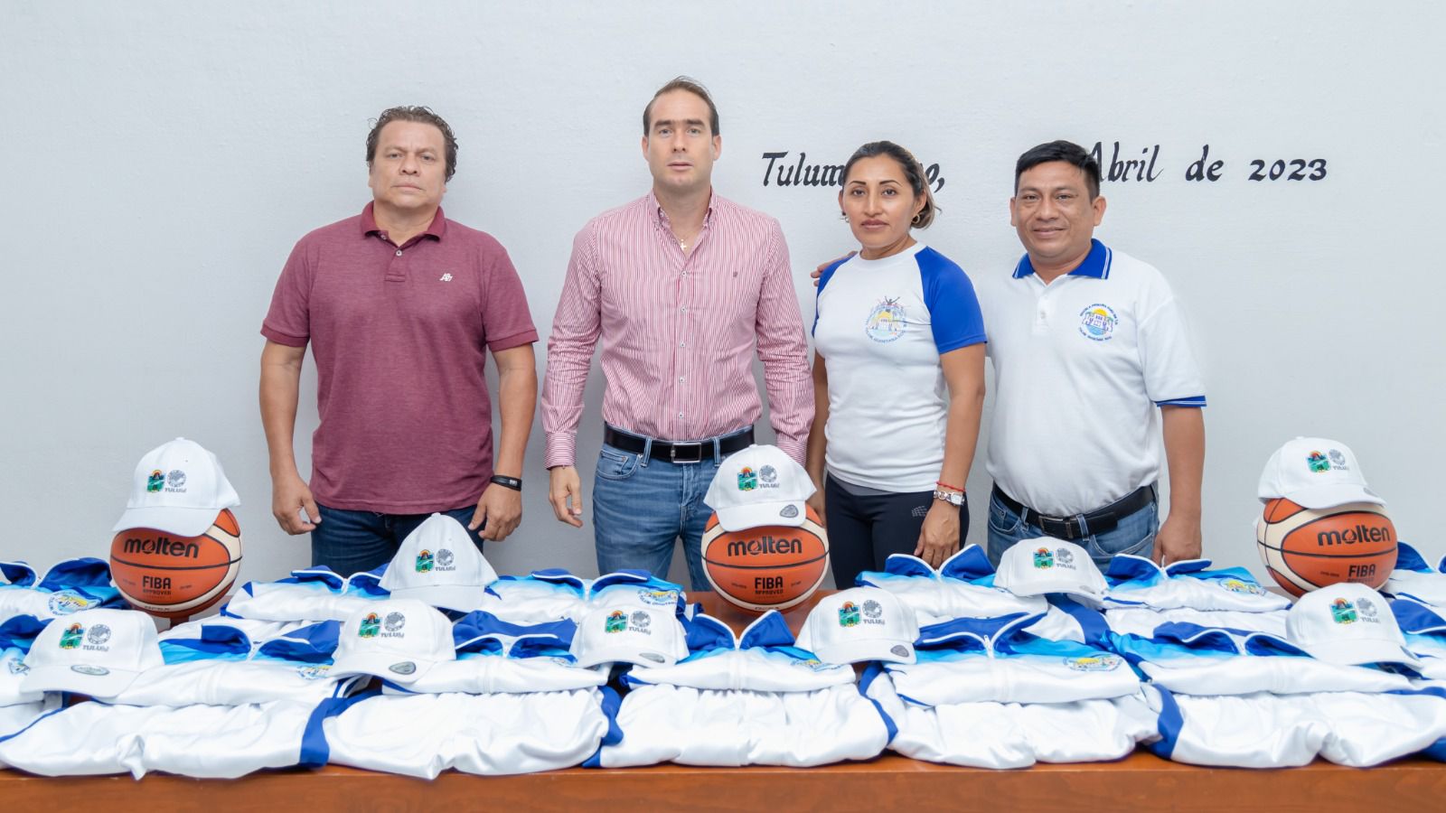 Diego Castañón entrega uniformes y artículos deportivos a estudiantes