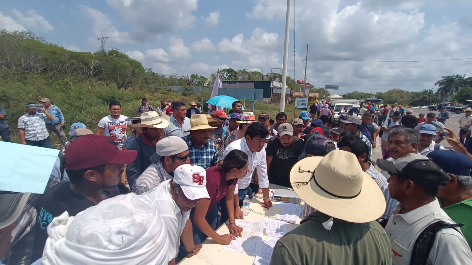 Gobierno de Mara Lezama libera carretera en Bacalar 