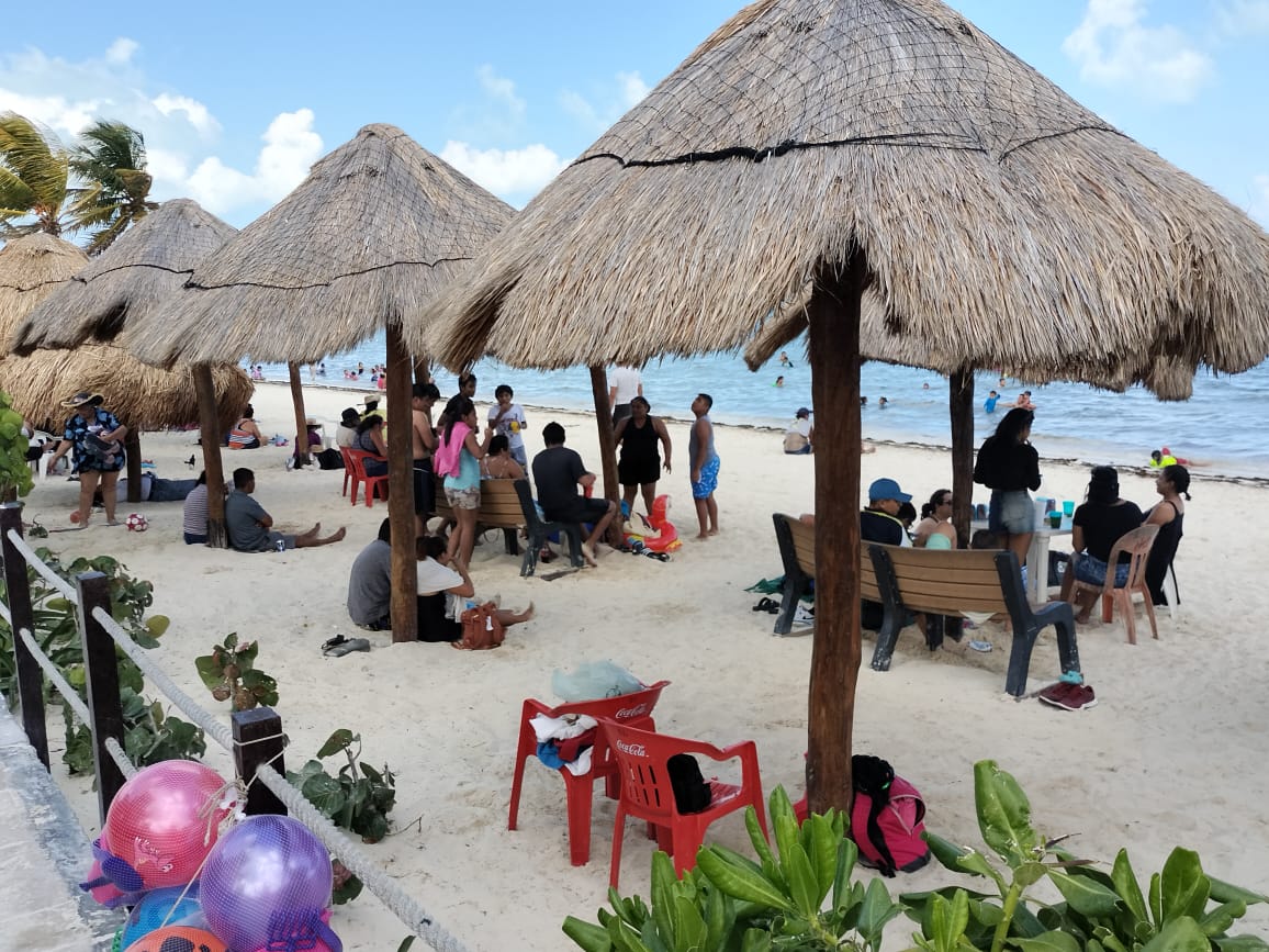 Disfrutan turistas del jueves santo en Cancún 