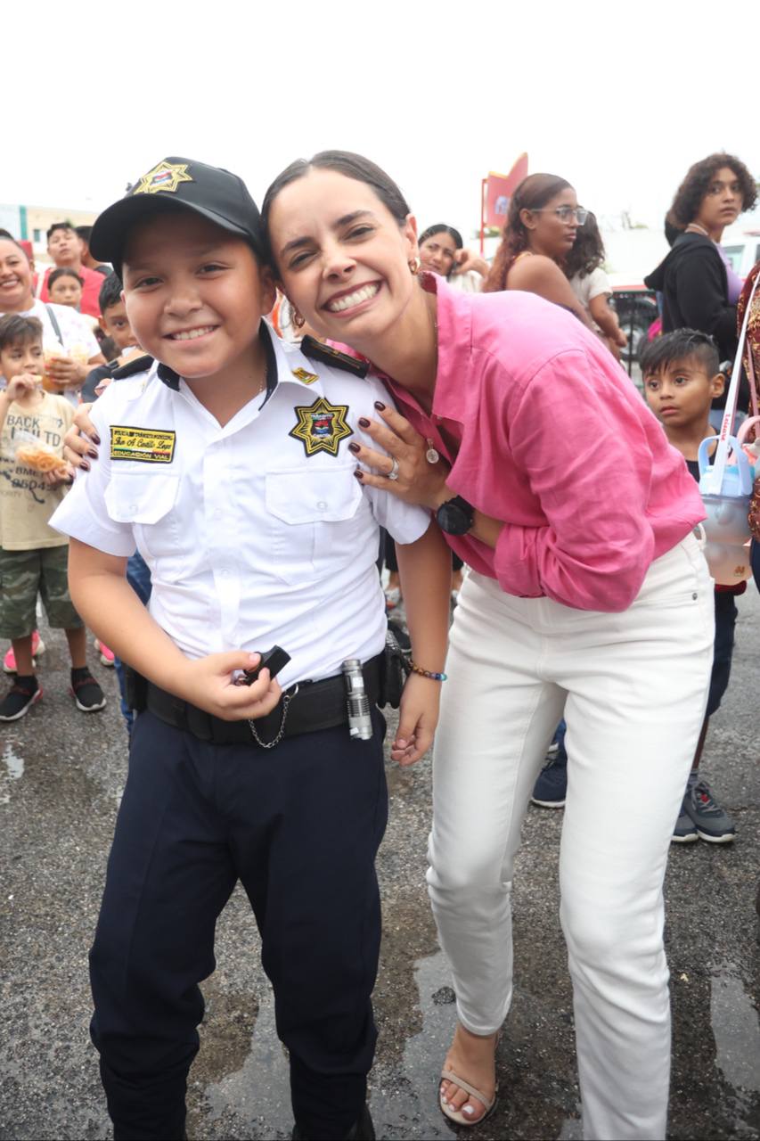 Celebra Ana Paty Peralta Día del niño con hijos de bomberos y policías 
