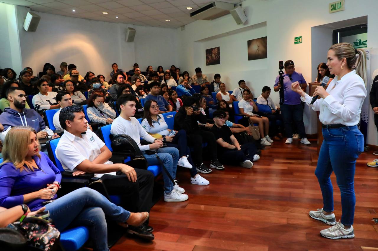 Lili Campos apoya a jóvenes estudiantes emprendedores