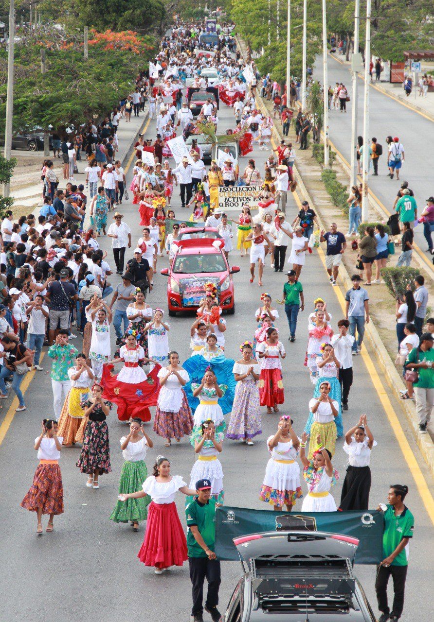 Encabeza Ana Paty Peralta desfile de los cancunenses con más de 13 mil participantes