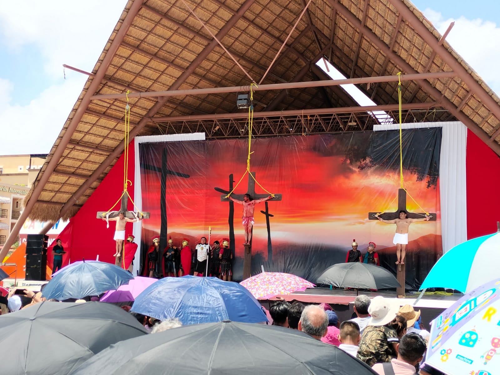 Feligreses presencian tradicional viacrucis en parque de las palapas 