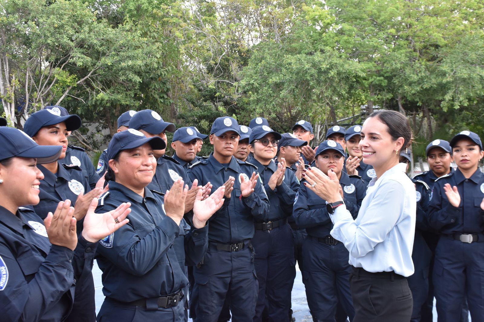 Promueve Ana Paty Peralta honradez, profesionalismo y eficiencia en policías graduados 