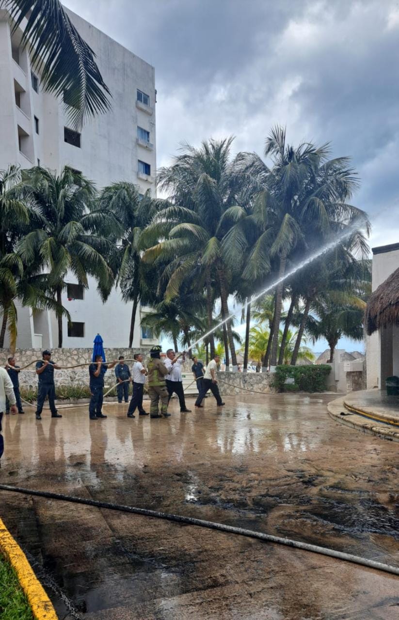 Arde palapa del hotel Casa Maya en Cancún 