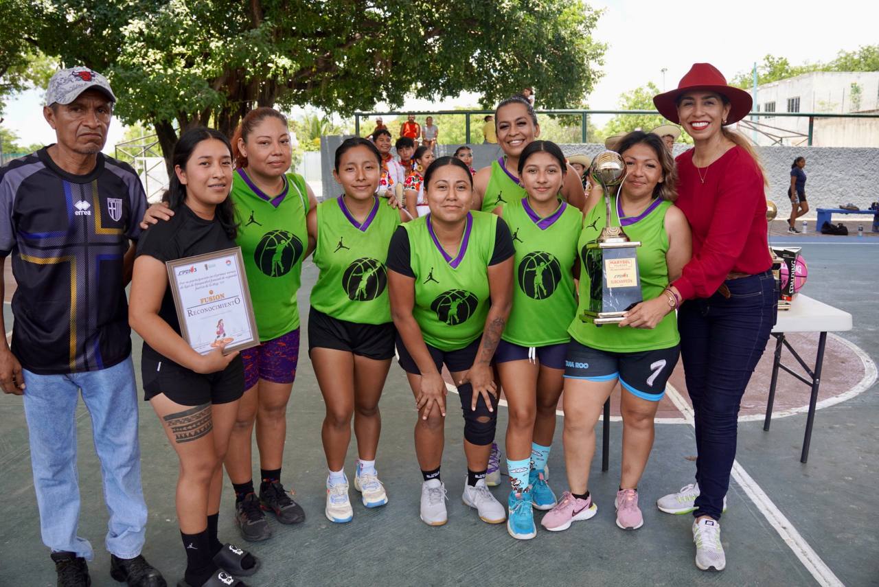 Marybel Villegas Canché, convivió con deportistas y premió a los participantes de un torneo de baloncesto femenil