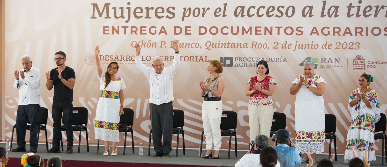 Entregan Amlo y Mara Lezama documentos agrarios a mujeres en Chetumal 