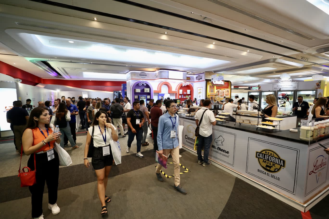 Al inaugurar la 26ª edición de la ExpoHotel, la gobernadora Mara Lezama Espinosa,