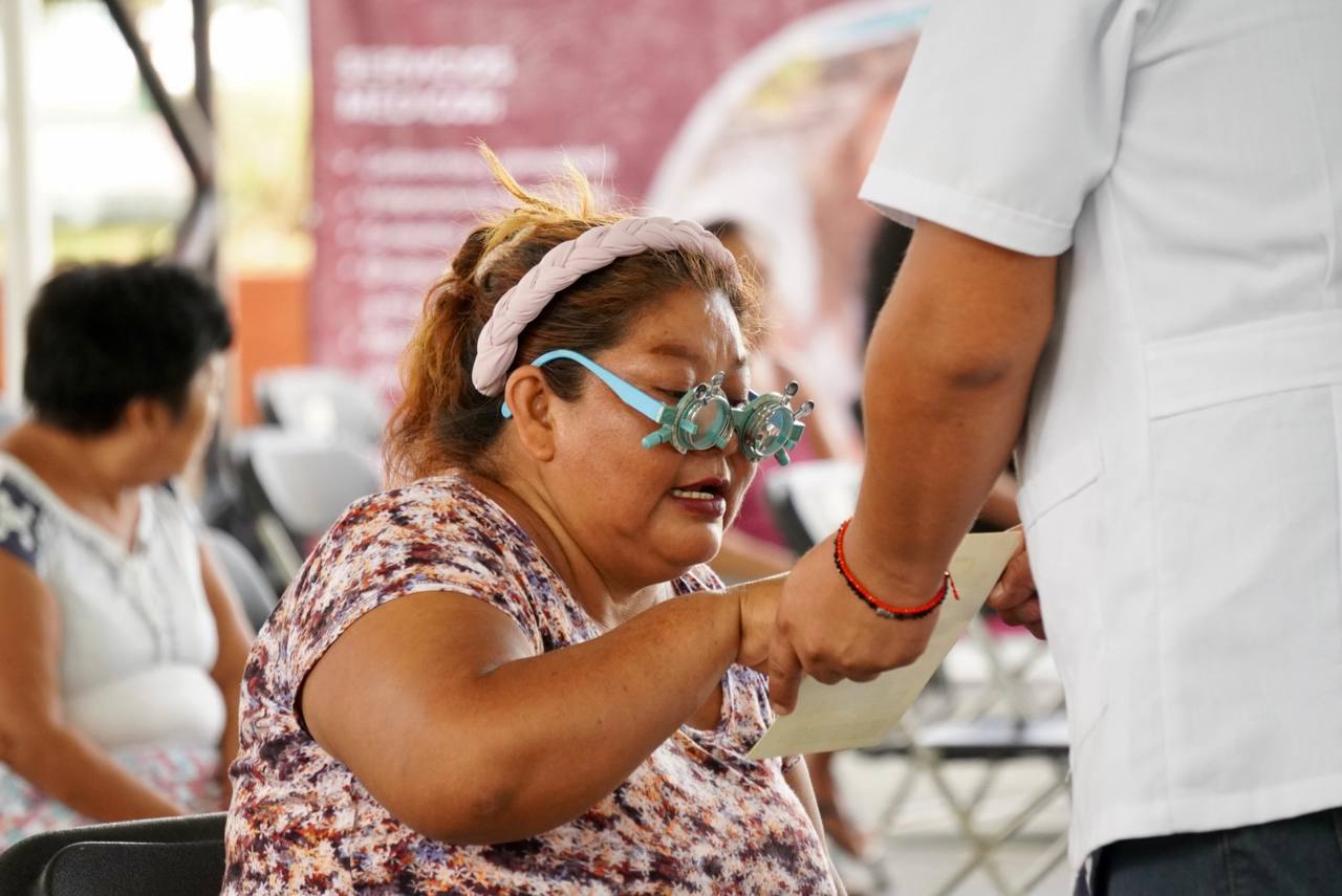 Beneficia a más de mil 500 cancunenses programa “Abre los ojos con Marybel”