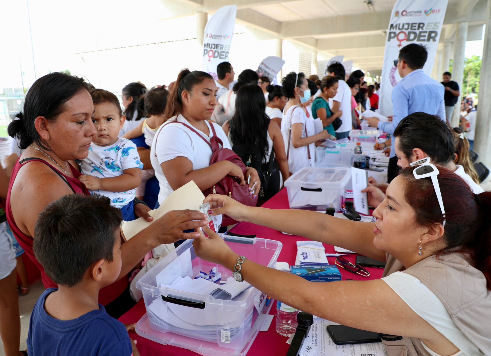 Para seguir empoderando a las mujeres de Quintana Roo, inició en Benito Juárez la entrega de tarjetas de la estrategia "Mujer es Poder"