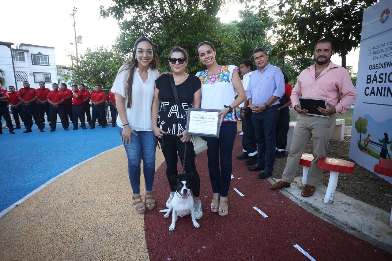 Ana Paty Peralta, en la clausura y entrega de reconocimientos correspondientes al curso de obediencia básica canina