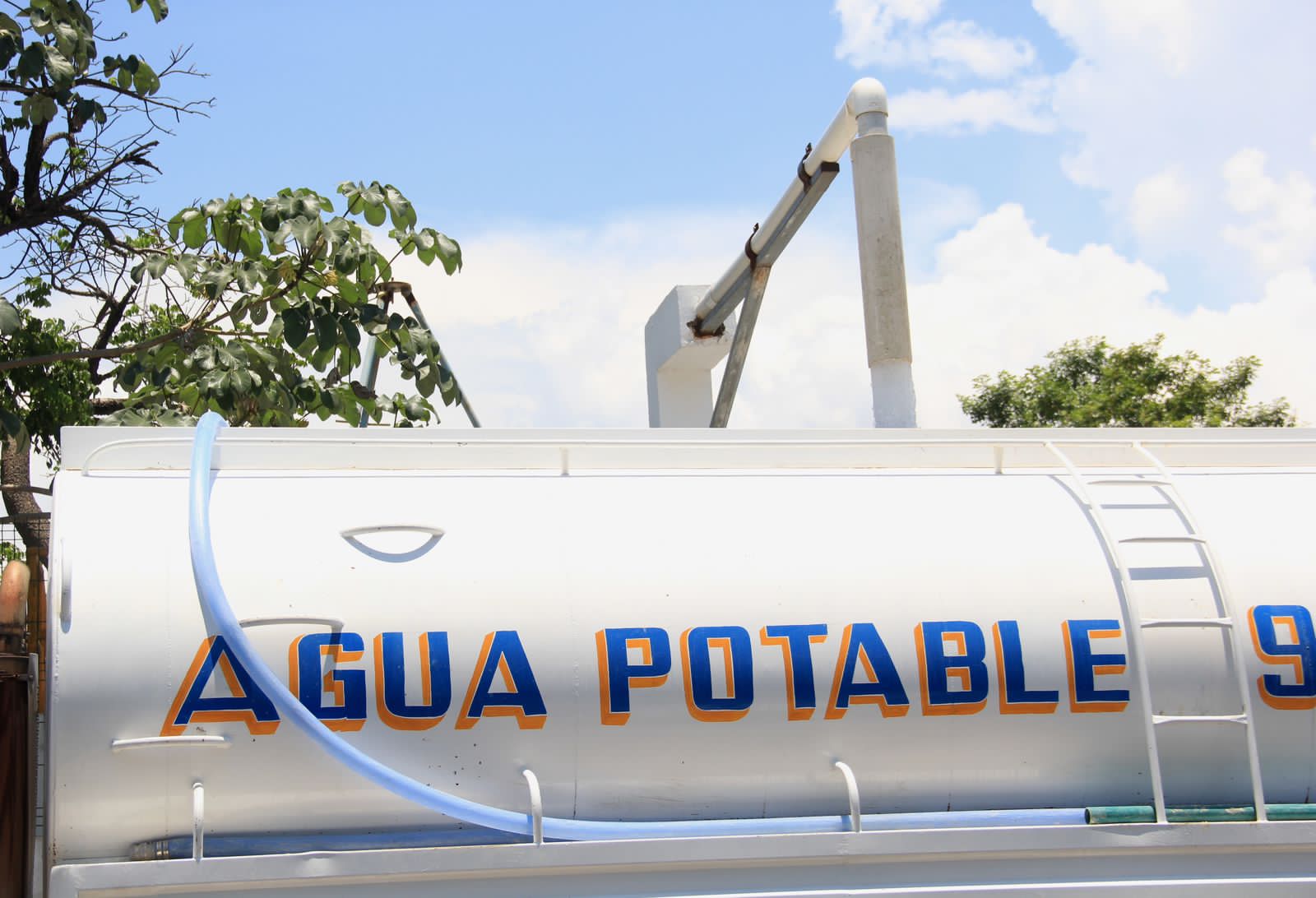 Con el objetivo de coadyuvar a la normalización del servicio de agua potable en las colonias de Cancún, por instrucciones de la Presidenta Municipal de Benito Juárez, Ana Paty Peralta