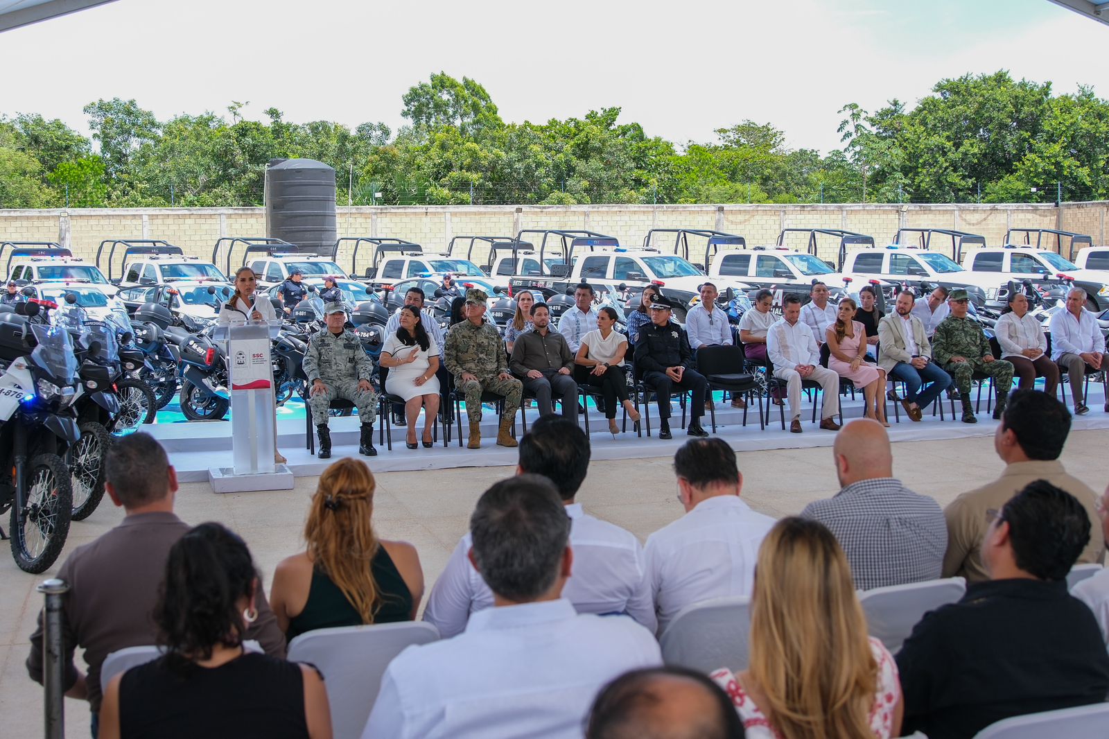 La gobernadora Mara Lezama Espinosa encabezó la ceremonia de entrega de patrullas