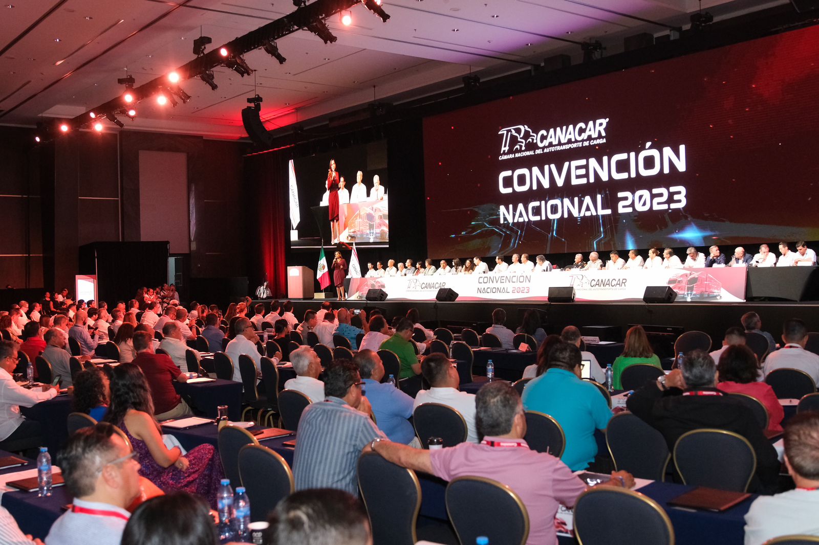 Al participar en la inauguración de la Convención de la Cámara Nacional del Autotransporte de Carga (CANACAR), la gobernadora Mara Lezama Espinosa