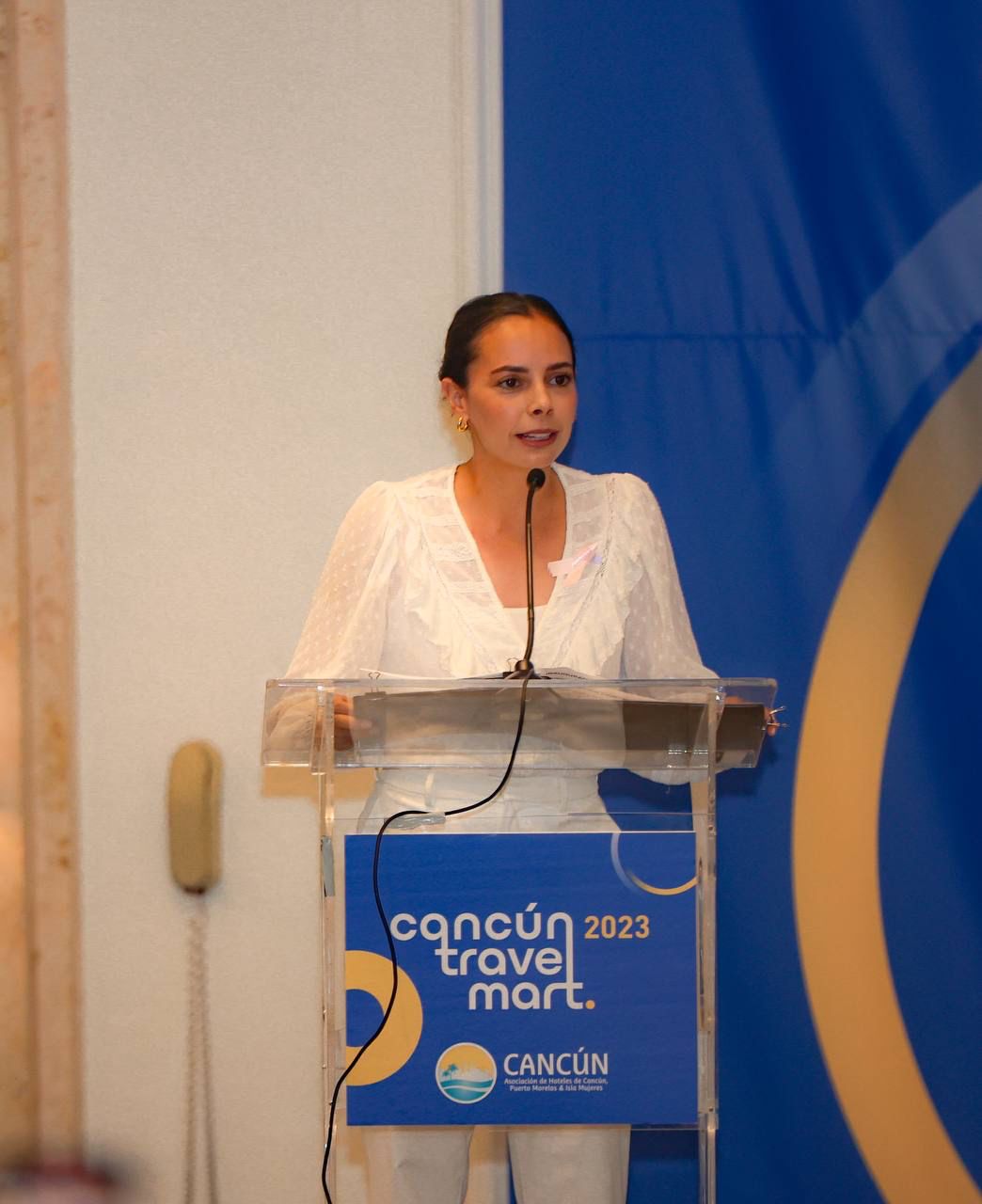 Ana Paty Peralta, durante el arranque de la edición 35° del Cancún Travel Mart 2023.